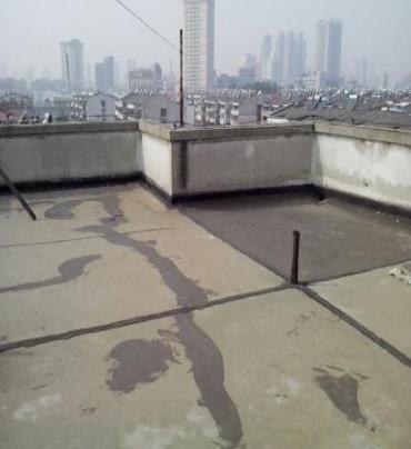 渝中漏水维修 楼顶漏水是什么原因，楼顶漏水维修方法是什么?
